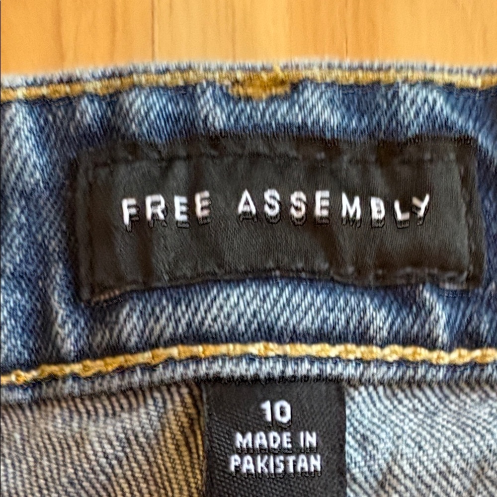 Two pairs of Free Assembly Classic Blue Denim Jeans - Picture 5 of 6